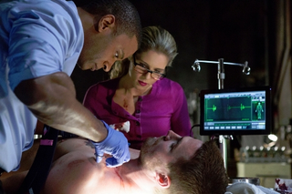 Illustration for article titled Arrow puts Bros before Moms